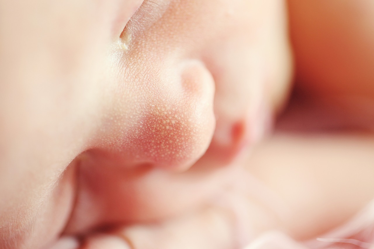 baby zerkratzt sich gesicht